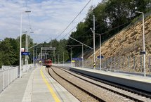 Barwałd Średni - pociąg zbliża się do nowych peronów na mijance, fot. Norbert Borowiec