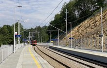 Barwałd Średni - pociąg zbliża się do nowych peronów na mijance, fot. Norbert Borowiec