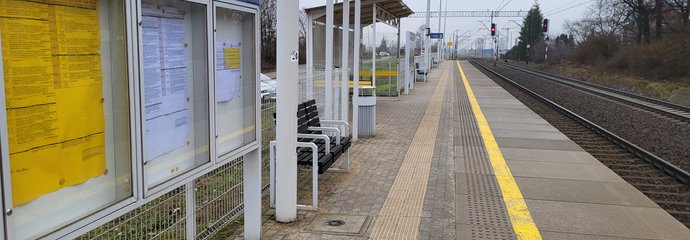 Gablota informacyjna z nazwą stacji na peronie w Trzemesznie, po prawej sieć trakcyjna i tory fot. Radek Śledziński