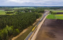 Podbijarka wyrównuje tor na szlaku Jastrząbka - Parciaki, fot. Łukasz Bryłowski (1)