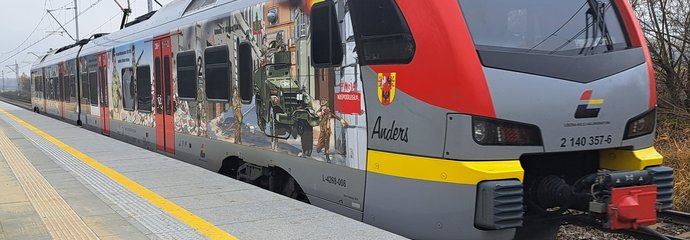 Przystanek Sierakowice Skierniewickie Przystanek Sierakowice Skierniewickie, nowy peron, pociąg fot. Natalia Kolczyńska PLK SA