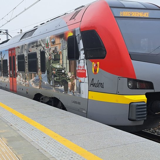 Przystanek Sierakowice Skierniewickie Przystanek Sierakowice Skierniewickie, nowy peron, pociąg fot. Natalia Kolczyńska PLK SA