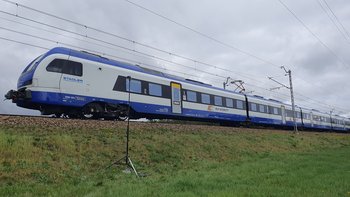 Zdjęcie z poligonu badawczego na linii kolejowej nr 9, przejeżdżający pociąg. autor: PLK Biuro_Ochrony_Środowiska 1