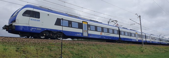 Zdjęcie z poligonu badawczego na linii kolejowej nr 9, przejeżdżający pociąg. autor: PLK Biuro_Ochrony_Środowiska 1