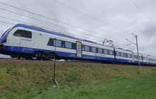 Zdjęcie z poligonu badawczego na linii kolejowej nr 9, przejeżdżający pociąg. autor: PLK Biuro_Ochrony_Środowiska 1