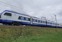 Zdjęcie z poligonu badawczego na linii kolejowej nr 9, przejeżdżający pociąg. autor: PLK Biuro_Ochrony_Środowiska 1
