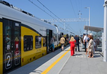 Pociąg zatrzymał się na nowym przystanku Kunice. Fot.M.Pabiańska 15.06.2025r.