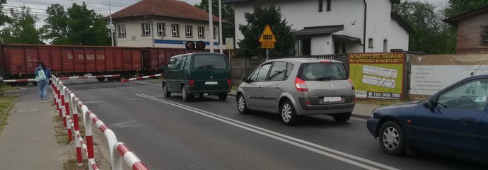 Kierowcy przed zamkniętymi rogatkami przejazdu w Kobylnicy, fot. Radek Śledziński