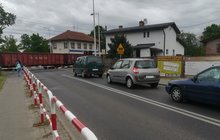 Kierowcy przed zamkniętymi rogatkami przejazdu w Kobylnicy, fot. Radek Śledziński