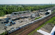 Nowe wiadukty kolejowe powstające przy stacji Katowice Zawodzie, widok lotniczy na obiekty i pociąg, fot. Łukasz Hachuła