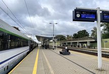Pasażerowie na peronie w Wołominie, widać pociąg Intercity, fot. Anna Znajewska-Pawluk