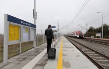 Podróżny z walizką na peronie przystanku Pierzchno, fot. Tomasz Nizielski PKP PLK