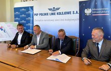 Przedstawiciele wykonawcy i Polskich Linii Kolejowych podpisują umowę na budowę parkingu przy stacji w Tomaszowie Mazowieckim, fot. Anna Znajewska-Pawluk