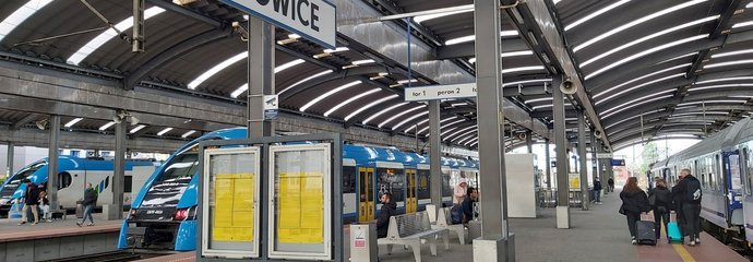 Stacja Katowice, pociąg przy peronie, fot. Katarzyna Głowacka 2
