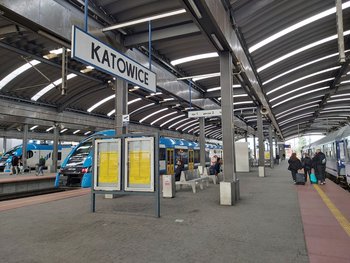 Stacja Katowice, pociąg przy peronie, fot. Katarzyna Głowacka 2