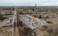 Widok z góry na modernizowany most kolejowy w Tomaszowie Maz. Widać maszyny, fot. A.Lewandowski