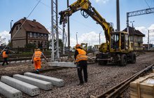 Maszyna i pracownicy układający nowe tory, Stacja Port Świnoujście, 20.05.2021, fot. Paweł Styczeń