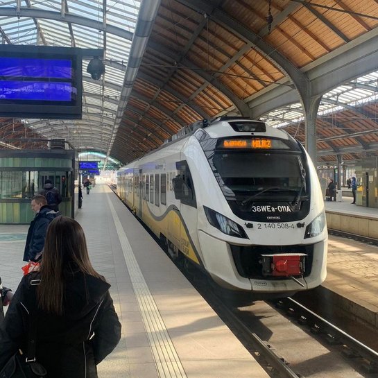 Pociąg KD przy peronie na stacji Wrocław Główny relacji Wrocław - Milicz. Fot. Rafał Sterczyński