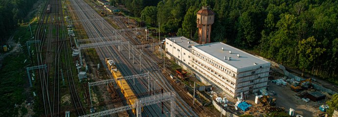Stacja Herby Nowe z lotu ptaka, widać nowe wybudowane Lokalne Centrum Sterowania i pociąg techniczny, fot. Szymon Grochowski