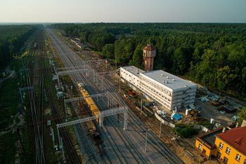 Stacja Herby Nowe z lotu ptaka, widać nowe wybudowane Lokalne Centrum Sterowania i pociąg techniczny, fot. Szymon Grochowski