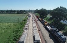 Wagon Switcher transportuje rozjazdy kolejowe, widać pracowników, maszynę i podkłady, fot. Łukasz Wróblewski