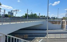 Wiadukt w Łańcucie - górą prowadzą tory, pod obiektem są jezdnie, chodniki dojścia, fot. Justyna Moszyńska (4)