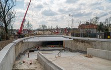 Wykonawcy i maszyny na budowie tunelu kolejowo-drogowego, Sulejówku, fot. Artur Banach (1)