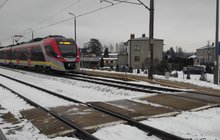 Przystanek Zaosie, pociąg przy peronie, tory, przejście dla pieszych fot. Paweł Mieszkowski