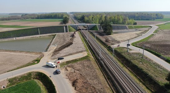 Jabłoń Dąbrowa - wiadukt i drogi dojazdowe widok z drona fot Paweł Mieszkowski PKP Polskie Linie Kolejowe SA