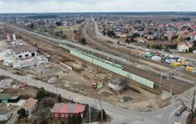 Tłuszcz - budowa wiaduktu jedzie pociąg, fot. A. Lewandowski, PKP Polskie Linie Kolejowe SA