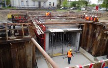 Budowa pierwszego segmentu nowego przejścia podziemnego. Robotnicy na budowie_fot. Andrzej Puzewicz
