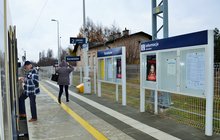 Korwinów, są podróżni na peronie, tablice informacyjne, fot. Katarzyna Głowacka