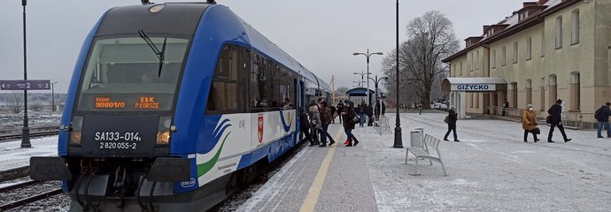 Podróżni wsiadający do pociągu na stacji w Giżycku fot. Martyn Janduła