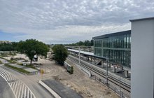 Szklana galeria nad peronem Radom Wschodni, widać tory i ulice prowadzące do wiaduktu, fot. Anna Znajewska-Pawluk