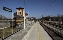Widok na peron z wiatą i tory kolejowe na stacji Włoszczowa, fot. Izabela Miernikiewicz