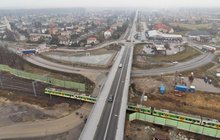 Wiadukt w Łochowie, dołem jedzie pociąg, fot. Ł. Bryłowski PKP Polskie Linie Kolejowe S.A, zdjęcie nr 1
