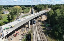 Mokra Wieś - budowa wiaduktu dołem jedzie pociąg fot A Lewandowski PKP Polskie Linie Kolejowe SA