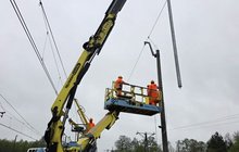 Modernizacja perony, maszyna, pracownicy na wysięgniku fot. Aleksandra Sobolewska PLK