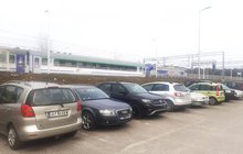 Parking dla samochodów przy stacji Opoczno Południe, pociąg, peron, auta fot. Rafał Wilgusiak PLK (2)