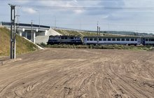 Pociąg przejeżdżający pod nowym wiaduktem w Konradowie; fot. Dorota Kuźmińska (2)