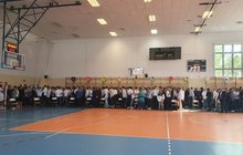 Rozpoczęcie roku szkolnego, uczniowie stoją na sali gimnastycznej, autor IZ Bydgoszcz