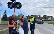 Akcja ulotkowa kampanii Bezpieczny Przejazd w Niedrzwicy Kościelnej fot. Anna Znajewska Pawluk