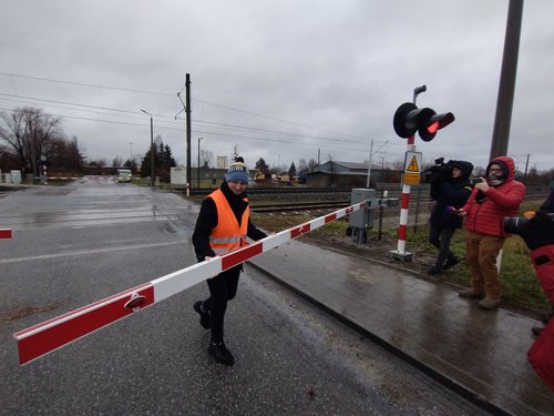 Nie ryzykuj, w sytuacji kryzysowej wyłam rogatkę! PLK SA przypominają o bezpieczeństwie na przejazdach