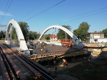Budowa wiaduktu w Mikołowie, montowanie konstrukcji w formie łuku, fot. Sebastian Szlachta (1)