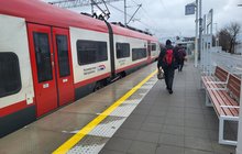 Pociąg i podróżni przy zmodernizowanym peronie w Słupcy, po prawej ławki_fot.Radek Śledziński