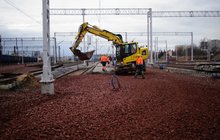 Pracownicy, koparka przy budowie nowej infrastruktury_fot. Andrzej Puzewicz