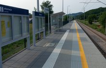 Przystanek Barcice z nowym peronem, oznakowaniem fot. Magdalena Jagła