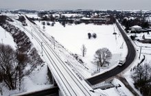 Widok z lotu ptaka na okolice ul. Pysocice i linii kolejowej. W tym miejscu będzie przystanek i węzeł przesiadkowy. fot. Piotr Hamarnik (1)