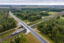 Szepietowo - wiadukt nad torami jedzie pociąg, fot. Łukasz Bryłowski PKP Polskie Linie Kolejowe SA
