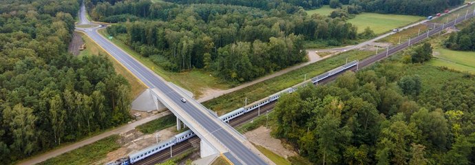 Szepietowo - wiadukt nad torami jedzie pociąg, fot. Łukasz Bryłowski PKP Polskie Linie Kolejowe SA